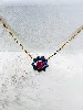 collier pendentif fleur ornée d'un rubis et 9 sphirs traîtés taille cabochon or 750 millième (18 ct) 3,93g