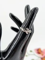 bague rubans croisés en or blanc sertie de petits diamants noirs et blancs or 585 millième (14 ct) 1,28g