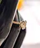 bague solitaire en or sertie d'un diamant de synthèse taille ovale 1,02ct surmonté sur une ligne de petits diamants or 750 millièm