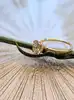 bague solitaire en or sertie d'un diamant de synthèse taille ovale 1,02ct surmonté sur une ligne de petits diamants or 750 millièm