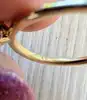 bague solitaire en or sertie d'un diamant de synthèse taille ovale 1,02ct surmonté sur une ligne de petits diamants or 750 millièm