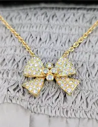collier or avec un pendentif forme noeud papillon pavé de 84 diamants d'environ 1,8ct au total  or 750 millième (18 ct) 15,58g