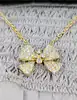 collier or avec un pendentif forme noeud papillon pavé de 84 diamants d'environ 1,8ct au total  or 750 millième (18 ct) 15,58g