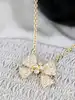 collier or avec un pendentif forme noeud papillon pavé de 84 diamants d'environ 1,8ct au total  or 750 millième (18 ct) 15,58g
