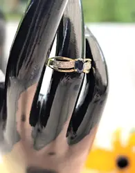 bague en 2 ors centrée d'un saphir épaulé de petits diamants or 750 millième (18 ct) 1,89g