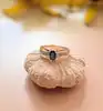 bague en 2 ors centrée d'un saphir épaulé de petits diamants or 750 millième (18 ct) 1,89g
