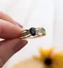 bague en 2 ors centrée d'un saphir épaulé de petits diamants or 750 millième (18 ct) 1,89g