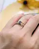 bague en 2 ors centrée d'un saphir épaulé de petits diamants or 750 millième (18 ct) 1,89g
