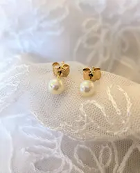 boucles d'oreilles or chacune sertie d'une perle de culture blanche or 750 millième (18 ct) 0,88g