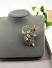 broche broche papillon pavé d'oxydes en métal doré t4,8 x 6 cm