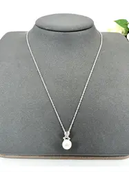 collier en argent avec pendentif en forme de noeud serti d'oxydes retenant une perle ronde argent 925 millième (22 ct) 2,92g