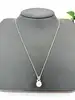 collier en argent avec pendentif en forme de noeud serti d'oxydes retenant une perle ronde argent 925 millième (22 ct) 2,92g