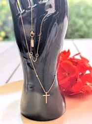 collier messika en or rose avec un pendentif croix serti des petits diamants d'environ 0,17ct au total or 750 millième (18 ct) 2,5