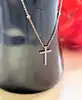 collier messika en or rose avec un pendentif croix serti des petits diamants d'environ 0,17ct au total or 750 millième (18 ct) 2,5