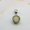 pendentif en argent rond orné d'un cabochon en pierre naturelle argent 925 millième (22 ct) 4,81 g