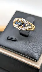 bague 2 ors centrée de 3 saphirs et 4 petits diamants or 750 millième (18 ct) 3,18g