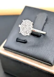 bague or blanc motif ovale pavé de petits diamants or 375 millième (9 ct) 2,51g