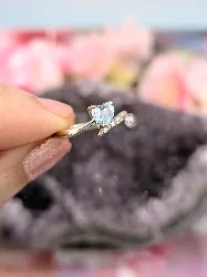 bague en or blanc ornée d'une topaze forme coeur et une ligne de diamants or 375 millième (9 ct) 1,01g