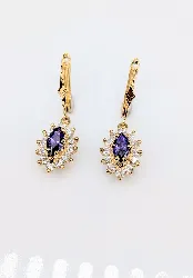 boucles d'oreilles chacune ornée d'un motif marguerite serti d'un oxyde violet entouré des oxydes bkabcs or 750 millième (18 ct) 6
