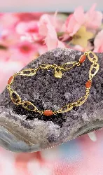 bracelet maille fantaisie orné de 4 corails ovales et un charm forme coeur or 750 millième (18 ct) 10,93g