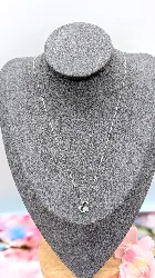 collier or avec un pendentif orné d'une topaze forme coeur entouré d'une ligne de petits diamants or 375 millième (9 ct) 1,11g