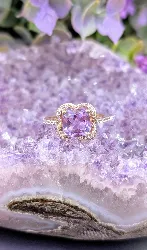 bague en or rose centrée d'une amethyste facettée entourée des oxydes or 375 millième (9 ct) 2,51g