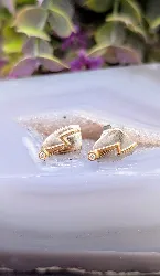 boucles d'oreilles 2 ors motif éclair serti d'un diamant chacune or 750 millième (18 ct) 2,46g