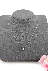 collier en or blanc ornée d'un pendentif diamant solitaire d'environ 0,60ct taille brillant or 750 millième (18 ct) 1,99g