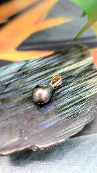 pendentif or ornée d'une perle de tahiti forme goutte d'eau or 750 millième (18 ct) 1,44g