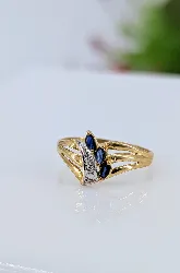 bague 2 ors sertie de 3 saphirs forme navette et 1 petit diamant or 750 millième (18 ct) 1,6g