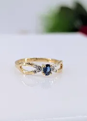 bague en 2 ors centrée d'un saphir épaulé de 2 petits diamants or 750 millième (18 ct) 1,90g