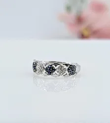 bague en or blanc ornée de 5 pastilles pavées de saphirs et diamants or 375 millième (9 ct) 1,69g