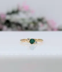 bague fine centrée d'une émeraude épaulée de 2 diamants d'environ 0,08ct au total or 750 millième (18 ct) 1,52g