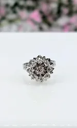 bague fleur en or blanc sertie des quartz or 750 millième (18 ct) 4,31g