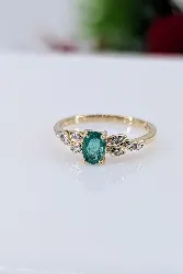 bague or centrée d'une émeraude épaulée de 6 petits diamants dans les motifs feuille or 375 millième (9 ct) 1,72g