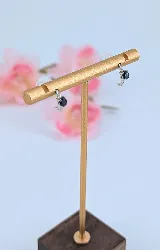 boucles d'oreilles demie créole en or blanc chacune centrée d'un saphir et 2 diamants or 375 millième (9 ct) 0,70g