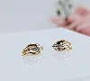 boucles d'oreilles en 2 ors chacune sertie de 2 petits diamants or 750 millième (18 ct) 1,9g