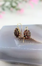 boucles d'oreilles marguerite avec col de cygne en or ornées des grenats or 750 millième (18 ct) 5,07g