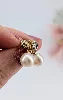 boucles d'oreilles or chacune ornée d'une perle de culture pendante surmontée d'un petit diamant or 750 millième (18 ct) 2,66g