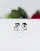 boucles d'oreilles puces en or blanc chacune sertie d'un diamant d'environ 0,25ct or 750 millième (18 ct) 1,16g
