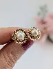 boucles d'oreilles puces motifs rayonnants en or chacune centrée d'une perle de culture or 750 millième (18 ct) 2,76g