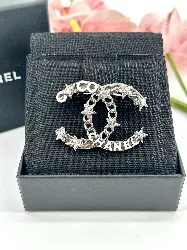 broche chanel cc en métal gris et noir avec des strass