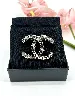 broche chanel cc en métal gris et noir avec des strass