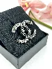 broche chanel cc en métal gris et noir avec des strass
