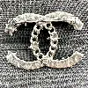 broche chanel cc en métal gris et noir avec des strass