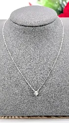 collier solitaire orné d'un diamant taille princesse d'environ 0,30ct or 750 millième (18 ct) 2,08g