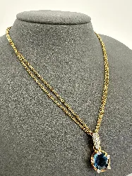 collier swarovski doré avec pendentif en cristal bleu