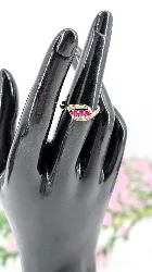 bague en 2 ors blance centrée de 3 rubis et 2 petits diamants or 375 millième (9 ct) 1,21g