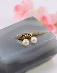 boucles d'oreilles puces en or chacune ornée d'une perle de culture or 750 millième (18 ct) 2,14g