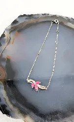 bracelet or blanc orné d'un motif fleur sertie de 3 rubis navette et 2 petits diamants or 375 millième (9 ct) 0,95g